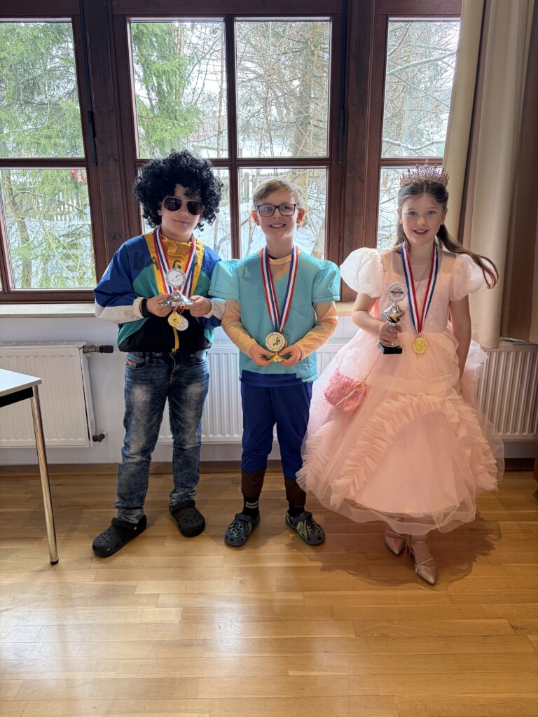 Unsere Schulsieger Konstantin (Skispringen), Oskar (Slalom) und Schulsiegerin Marie (Rodeln)